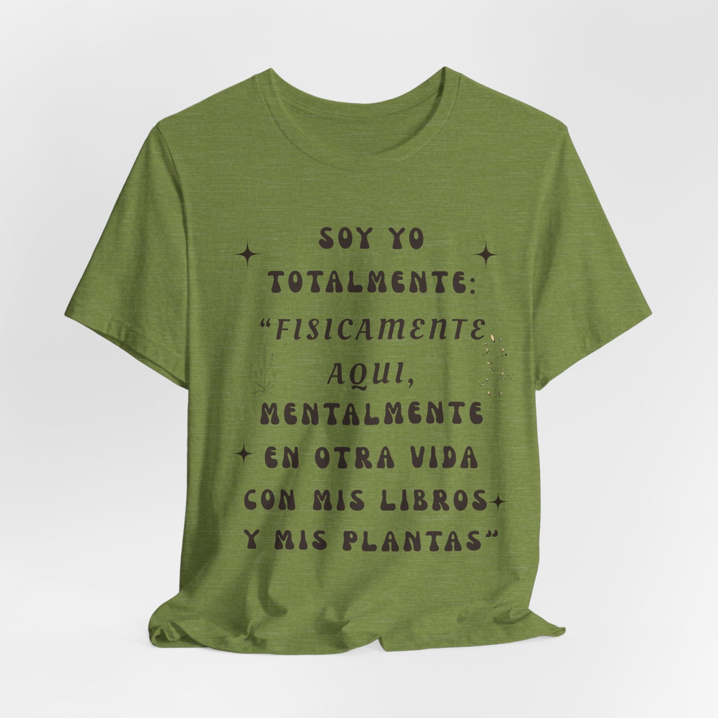 T-Shirt — Soy yo totalmente “Físicamente aquí, mentalmente en otra vida” (Spanish Book & Plants Quote)