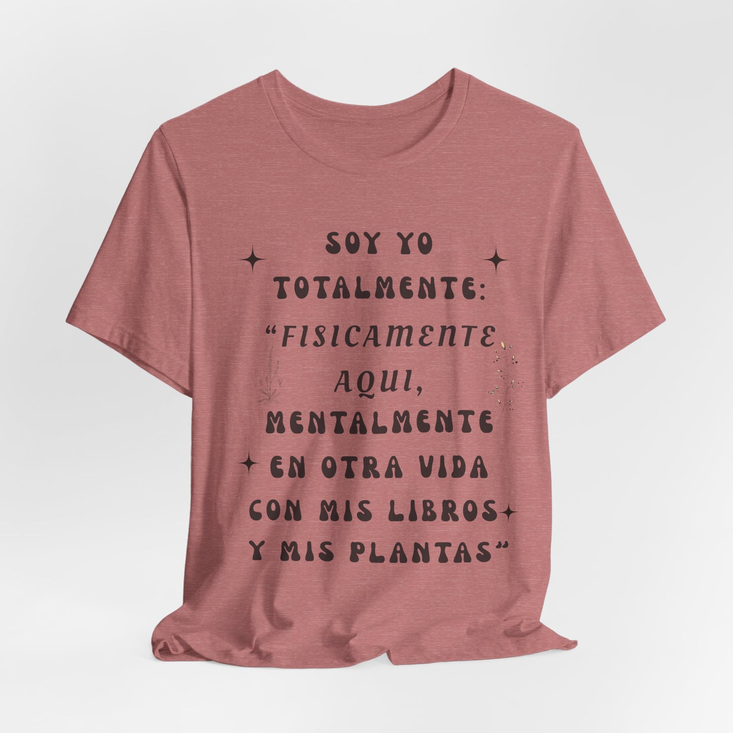 T-Shirt — Soy yo totalmente “Físicamente aquí, mentalmente en otra vida” (Spanish Book & Plants Quote)