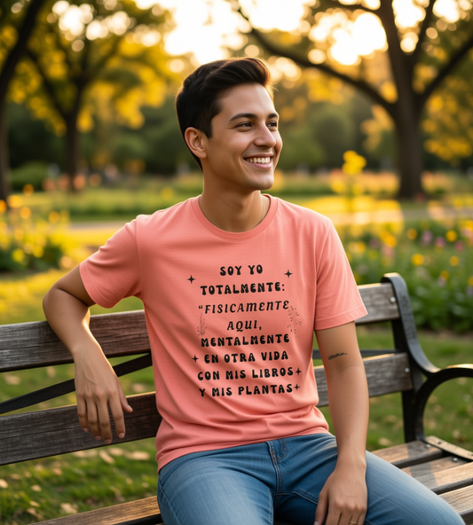 T-Shirt — Soy yo totalmente “Físicamente aquí, mentalmente en otra vida” (Spanish Book & Plants Quote)